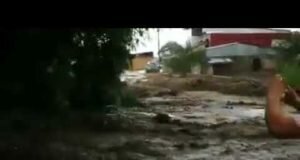 Video muestra como cabeza de Agua invade carretera en Cartago