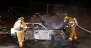 Vapulean y queman carro a hombre por tocar niña de 10 años