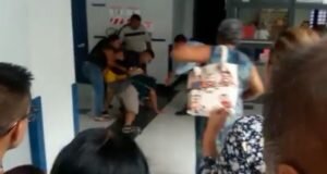 hombre golpea a otro y lo hiere por colarse en la fila del Hospital de Heredia.