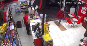 Se busca sospechoso de dos asaltos .